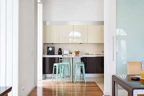 JOIVY Splendid 2BR Apt w/ parking&balcony, 10mins to Praça do Comércio