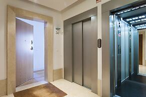 JOIVY Splendid 2BR Apt w/ parking&balcony, 10mins to Praça do Comércio