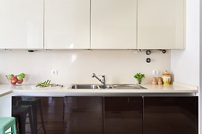 JOIVY Splendid 2BR Apt w/ parking&balcony, 10mins to Praça do Comércio