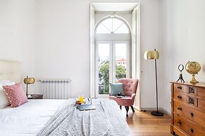 JOIVY Splendid 2BR Apt w/ parking&balcony, 10mins to Praça do Comércio