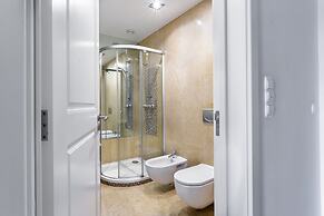 JOIVY Splendid 2BR Apt w/ parking&balcony, 10mins to Praça do Comércio