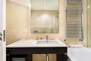 JOIVY Splendid 2BR Apt w/ parking&balcony, 10mins to Praça do Comércio