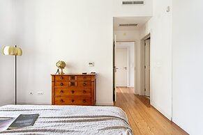 JOIVY Splendid 2BR Apt w/ parking&balcony, 10mins to Praça do Comércio