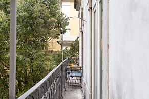 JOIVY Splendid 2BR Apt w/ parking&balcony, 10mins to Praça do Comércio