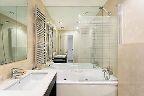 JOIVY Splendid 2BR Apt w/ parking&balcony, 10mins to Praça do Comércio