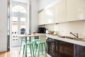 JOIVY Splendid 2BR Apt w/ parking&balcony, 10mins to Praça do Comércio