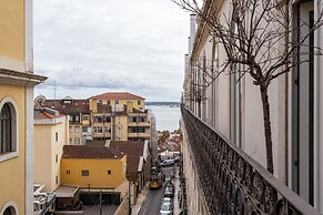 JOIVY Splendid 2BR Apt w/ parking&balcony, 10mins to Praça do Comércio