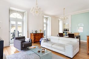 JOIVY Splendid 2BR Apt w/ parking&balcony, 10mins to Praça do Comércio