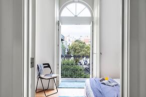 JOIVY Splendid 2BR Apt w/ parking&balcony, 10mins to Praça do Comércio