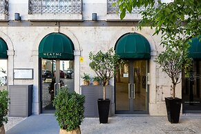 JOIVY Splendid 2BR Apt w/ parking&balcony, 10mins to Praça do Comércio