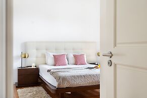 JOIVY Splendid 2BR Apt w/ parking&balcony, 10mins to Praça do Comércio