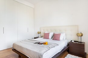 JOIVY Splendid 2BR Apt w/ parking&balcony, 10mins to Praça do Comércio