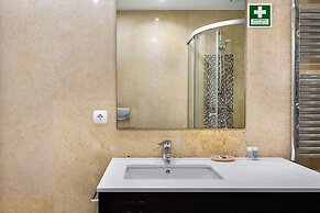 JOIVY Splendid 2BR Apt w/ parking&balcony, 10mins to Praça do Comércio