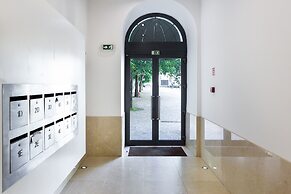 JOIVY Splendid 2BR Apt w/ parking&balcony, 10mins to Praça do Comércio