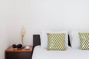 JOIVY Splendid 2BR Apt w/ parking&balcony, 10mins to Praça do Comércio