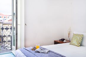 JOIVY Splendid 2BR Apt w/ parking&balcony, 10mins to Praça do Comércio