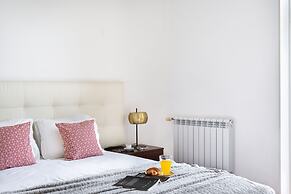 JOIVY Splendid 2BR Apt w/ parking&balcony, 10mins to Praça do Comércio