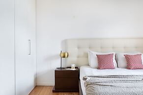 JOIVY Splendid 2BR Apt w/ parking&balcony, 10mins to Praça do Comércio