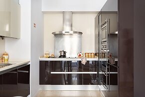 JOIVY Splendid 2BR Apt w/ parking&balcony, 10mins to Praça do Comércio