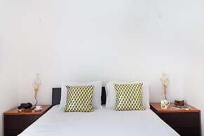 JOIVY Splendid 2BR Apt w/ parking&balcony, 10mins to Praça do Comércio