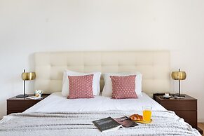 JOIVY Splendid 2BR Apt w/ parking&balcony, 10mins to Praça do Comércio