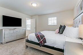 Luxury and Style! BIG Pool Area and Game Room in Solterra 6br/4.5 Bath