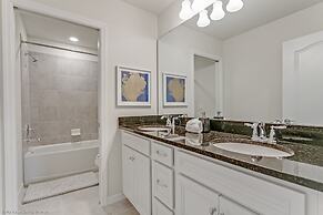 Luxury and Style! BIG Pool Area and Game Room in Solterra 6br/4.5 Bath