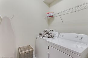 Luxury and Style! BIG Pool Area and Game Room in Solterra 6br/4.5 Bath