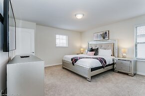 Luxury and Style! BIG Pool Area and Game Room in Solterra 6br/4.5 Bath