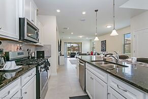 Luxury and Style! BIG Pool Area and Game Room in Solterra 6br/4.5 Bath