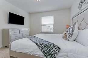 Luxury and Style! BIG Pool Area and Game Room in Solterra 6br/4.5 Bath