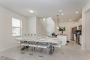 Luxury and Style! BIG Pool Area and Game Room in Solterra 6br/4.5 Bath