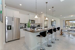 Luxury and Style! BIG Pool Area and Game Room in Solterra 6br/4.5 Bath