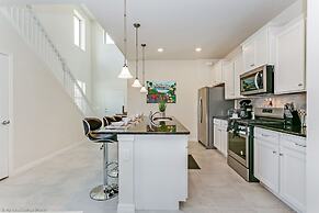 Luxury and Style! BIG Pool Area and Game Room in Solterra 6br/4.5 Bath