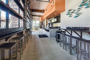 Luxury and Style! BIG Pool Area and Game Room in Solterra 6br/4.5 Bath