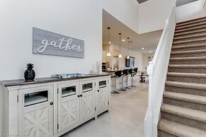 Luxury and Style! BIG Pool Area and Game Room in Solterra 6br/4.5 Bath