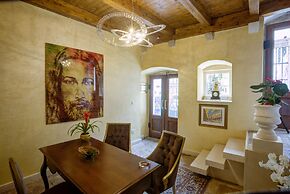 Dominus Little Palace