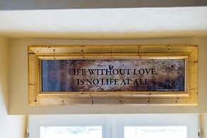 Dominus Little Palace