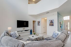 Fantastic Villa With Themed Rooms! Enjoy This Golf Community, Close to