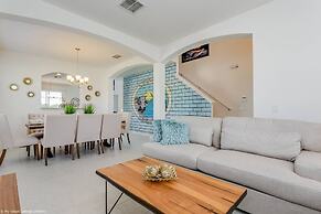 Fantastic Villa With Themed Rooms! Enjoy This Golf Community, Close to