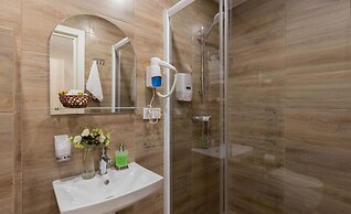 Gold inn by ACADEMIA