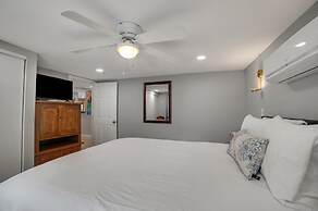 Vibrant In Vegas - 4 Bd With Shimmering Pool! 4 Bedroom Home by RedAwn