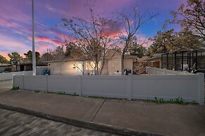 Vibrant In Vegas - 4 Bd With Shimmering Pool! 4 Bedroom Home by RedAwn