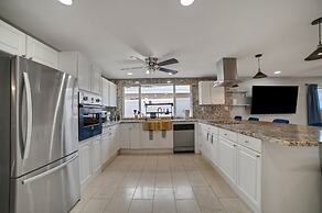 Vibrant In Vegas - 4 Bd With Shimmering Pool! 4 Bedroom Home by RedAwn