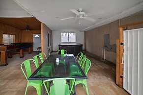 Vibrant In Vegas - 4 Bd With Shimmering Pool! 4 Bedroom Home by RedAwn