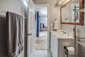 Vibrant In Vegas - 4 Bd With Shimmering Pool! 4 Bedroom Home by RedAwn