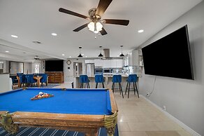 Vibrant In Vegas - 4 Bd With Shimmering Pool! 4 Bedroom Home by RedAwn