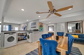 Vibrant In Vegas - 4 Bd With Shimmering Pool! 4 Bedroom Home by RedAwn