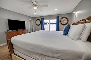 Vibrant In Vegas - 4 Bd With Shimmering Pool! 4 Bedroom Home by RedAwn