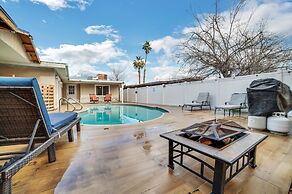 Vibrant In Vegas - 4 Bd With Shimmering Pool! 4 Bedroom Home by RedAwn